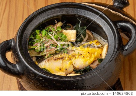 時令釜飯,選用飽滿鮮嫩、烹調完美的西班牙鯖魚。 時令釜飯,選用飽滿鮮嫩、烹調完美的西班牙鯖魚。 140624868