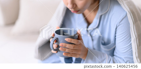 女人的手與杯子 140625456