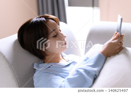 觀看智能手機的婦女 140625497