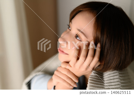 憂鬱的年輕女人 140625511