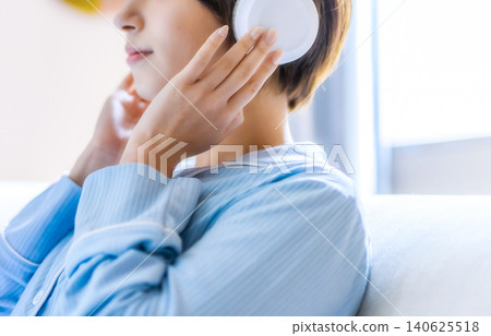 聽到與耳機的音樂的婦女 140625518
