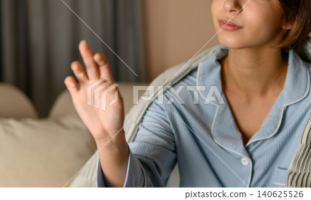 一個穿著睡衣的女人揮手 140625526