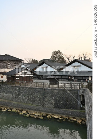 從三橋眺望三橋倉庫和新田川(山形縣酒田市) 從三橋眺望三橋倉庫和新田川(山形縣酒田市) 140626059