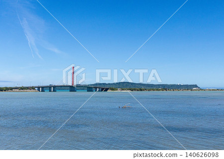 沖繩縣宇流麻市：橫跨蔚藍大海和遠處濱比嘉島的海中道路。 140626098