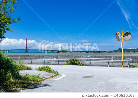 沖繩的海中公路與前景中的彎道鏡:交通安全的象徵。 沖繩的海中公路與前景中的彎道鏡:交通安全的象徵。 140626102