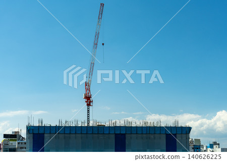 摩天大樓的建築工地和塔式起重機在藍天的襯托下格外醒目。 摩天大樓的建築工地和塔式起重機在藍天的襯托下格外醒目。 140626225