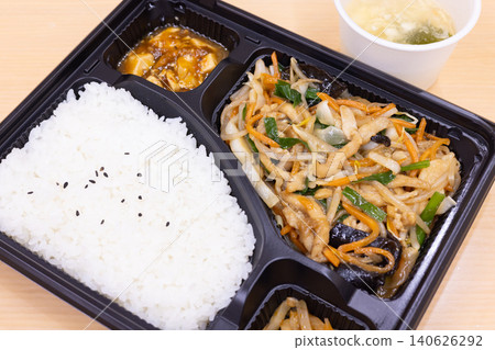 美味的炒肉和蔬菜中式便當盒 美味的炒肉和蔬菜中式便當盒 140626292