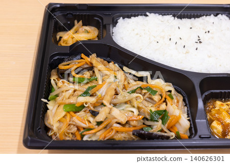 Delicious Chinese bento with stir-fried meat and vegetables Delicious Chinese bento with stir-fried meat and vegetables 140626301