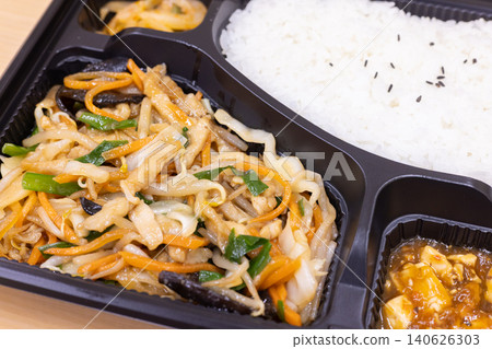 美味的炒肉和蔬菜中式便當盒 美味的炒肉和蔬菜中式便當盒 140626303