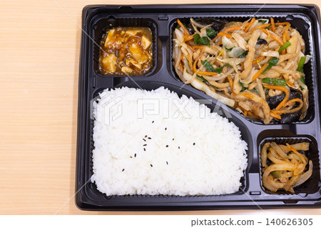Delicious Chinese bento with stir-fried meat and vegetables 140626305