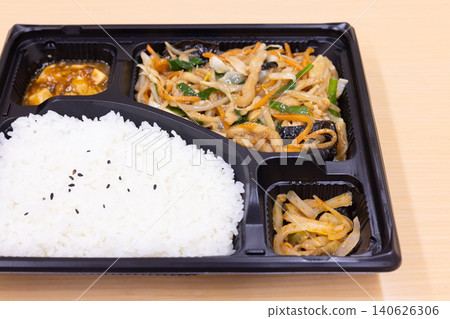 美味的炒肉和蔬菜中式便當盒 140626306