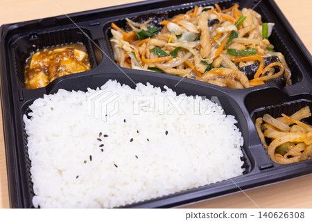 Delicious Chinese bento with stir-fried meat and vegetables Delicious Chinese bento with stir-fried meat and vegetables 140626308