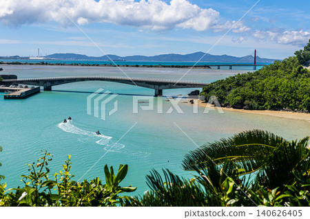 從沖繩縣宇流麻市的燒名海峽展望台可以欣賞到藪淵橋和海中公路的壯麗景色。 從沖繩縣宇流麻市的燒名海峽展望台可以欣賞到藪淵橋和海中公路的壯麗景色。 140626405