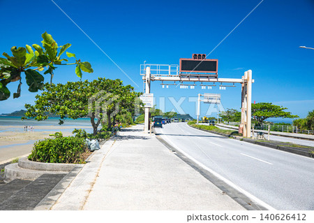 Under the summer sky, the main road and pedestrian walkway of the Kaichu Road in Uruma City, crossing the sea. Under the summer sky, the main road and pedestrian walkway of the Kaichu Road in Uruma City, crossing the sea. 140626412