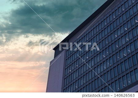 夕陽反射在建築物的窗戶上 夕陽反射在建築物的窗戶上 140626563