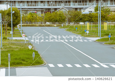 空蕩蕩的駕訓班裡交通擁擠 空蕩蕩的駕訓班裡交通擁擠 140626621