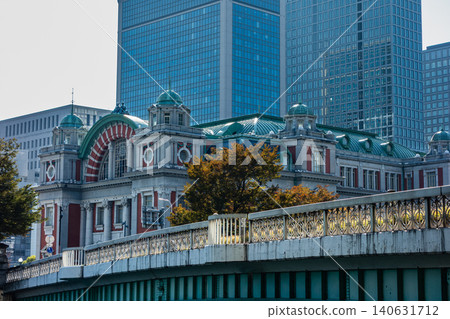 在城市景觀中,歷史悠久的公共大廳與現代建築形成鮮明對比。 在城市景觀中,歷史悠久的公共大廳與現代建築形成鮮明對比。 140631712