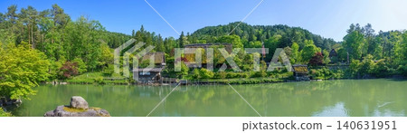 可以欣賞到鬱鬱蔥蔥的飛驒鄉村的美麗全景,包括茅草屋頂的房屋和池塘。 可以欣賞到鬱鬱蔥蔥的飛驒鄉村的美麗全景,包括茅草屋頂的房屋和池塘。 140631951