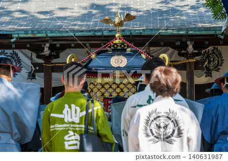 仙台青葉祭的宏偉便攜式神龕為仙台市增添了光彩。 仙台青葉祭的宏偉便攜式神龕為仙台市增添了光彩。 140631987