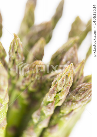 一張展現春季蔬菜新鮮景象的農產品照片,照片中蘆筍嫩芽閃爍著晨露。 一張展現春季蔬菜新鮮景象的農產品照片,照片中蘆筍嫩芽閃爍著晨露。 140632534