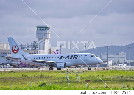 黃昏時分的仙台機場,飛機滑行,宮城縣名取市 黃昏時分的仙台機場,飛機滑行,宮城縣名取市 140632535