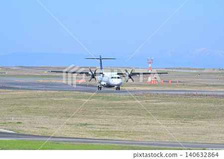 一架螺旋槳飛機正在新潟機場(新潟縣新潟市東區)的跑道上滑行 一架螺旋槳飛機正在新潟機場(新潟縣新潟市東區)的跑道上滑行 140632864