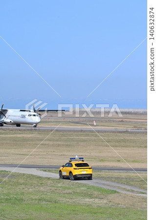 新潟機場(新潟縣新潟市東區)一架小型客機與一輛巡邏車 新潟機場(新潟縣新潟市東區)一架小型客機與一輛巡邏車 140632874