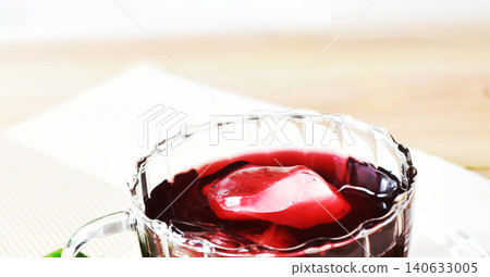 Pomegranate juice rich in ellagic acid, which is expected to have a skin-whitening effect. 140633005