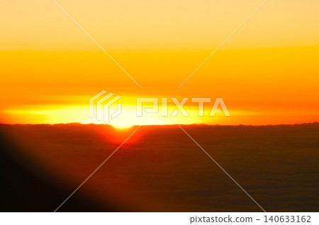 The rising sun emerges from a sea of clouds dyed crimson red. The rising sun emerges from a sea of clouds dyed crimson red. 140633162