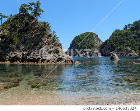 The emerald green sea boasts exceptional clarity, and the islands are adorned with beautiful lush greenery. The emerald green sea boasts exceptional clarity, and the islands are adorned with beautiful lush greenery. 140633324