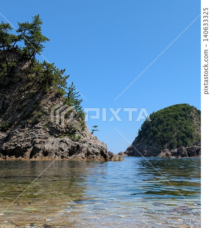 The crystal-clear, beautiful ocean shoreline and the colorful pebbles scattered on the seabed. The crystal-clear, beautiful ocean shoreline and the colorful pebbles scattered on the seabed. 140633325