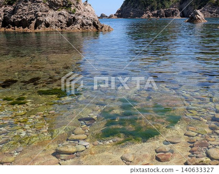 The crystal-clear, beautiful waves at the shoreline and pebbles at the bottom of Uradome Coast The crystal-clear, beautiful waves at the shoreline and pebbles at the bottom of Uradome Coast 140633327