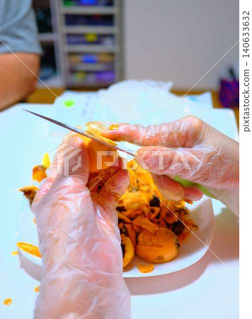 A woman preparing loquats A woman preparing loquats 140633632