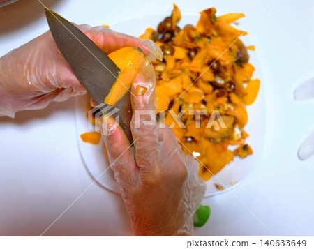 A woman preparing loquats A woman preparing loquats 140633649