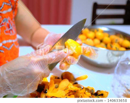 A woman preparing loquats 140633658
