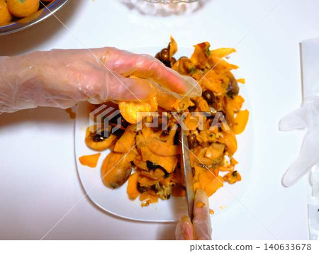 A woman preparing loquats 140633678