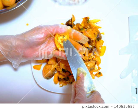 A woman preparing loquats A woman preparing loquats 140633685