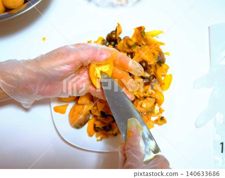 A woman preparing loquats A woman preparing loquats 140633686
