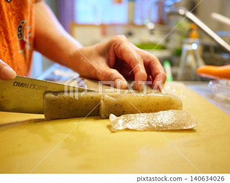 Preparing oden: Konjac (a type of jelly made from konjac root) 140634026