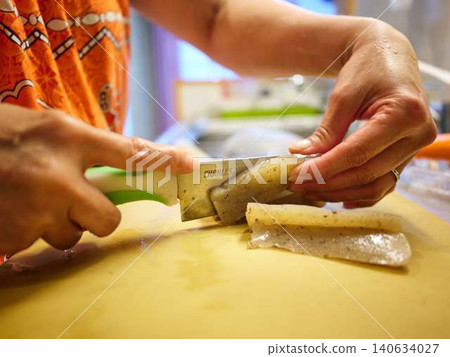 Preparing oden: Konjac (a type of jelly made from konjac root) 140634027