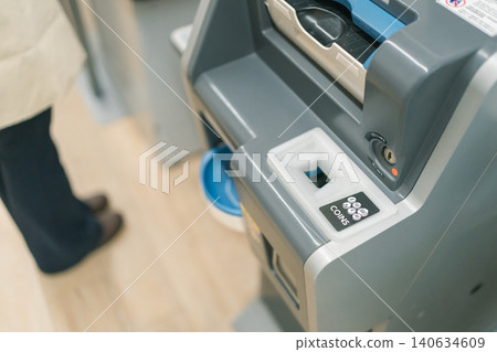 超市半自助結帳櫃檯的現金投幣口 超市半自助結帳櫃檯的現金投幣口 140634609