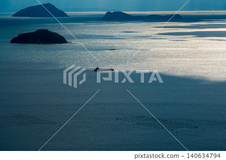 [Setonaikai National Park] The Seto Inland Sea in early winter as seen from Ojo Kirishiyama Park: Ships sailing offshore, island silhouettes, and the shimmering sea (7) Fukuyama City, Hiroshima Prefecture 140634794