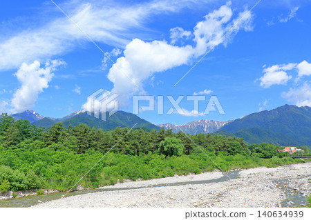雨季晴空下的北阿爾卑斯山脈右轉立山山脈。 雨季晴空下的北阿爾卑斯山脈右轉立山山脈。 140634939