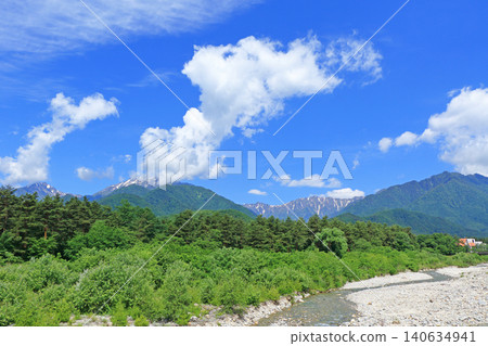 雨季晴空下的北阿爾卑斯山脈右轉立山山脈。 雨季晴空下的北阿爾卑斯山脈右轉立山山脈。 140634941
