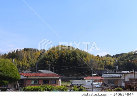 The mountains, once beautiful due to reforestation, are now overgrown with bamboo groves and are falling into disrepair. 140634944