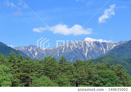 雨季晴空下的北阿爾卑斯山脈右轉立山山脈。 雨季晴空下的北阿爾卑斯山脈右轉立山山脈。 140635002