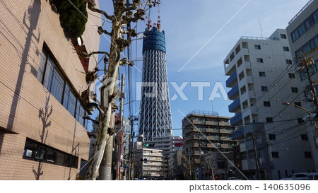 正在興建中的東京晴空塔和市中心街景。 正在興建中的東京晴空塔和市中心街景。 140635096