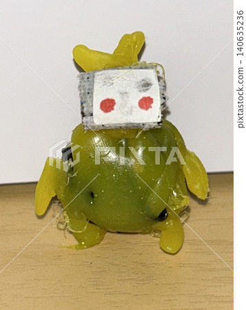 小學生用熱熔膠槍製作的原創怪獸手工藝品。 小學生用熱熔膠槍製作的原創怪獸手工藝品。 140635236