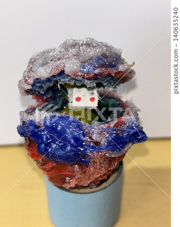 小學生用熱熔膠槍製作的原創怪獸手工藝品。 小學生用熱熔膠槍製作的原創怪獸手工藝品。 140635240