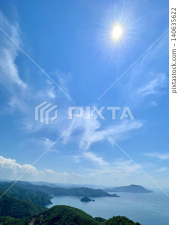 福井縣彩虹線山頂公園的天空、湖泊和山脈[六月] 140635622
